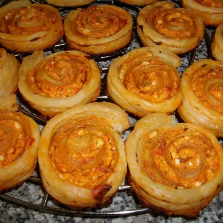 Blätterteigschnecken mit Feta & Ajvar