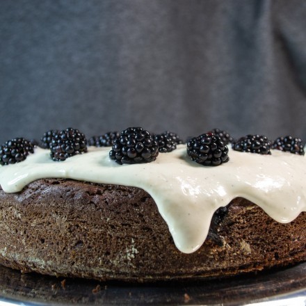 Drip Cake mit Brownie-Boden und Frischkäsecreme