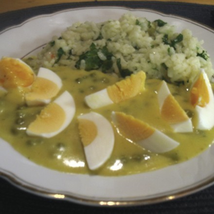 Butter-Kräuter-Reis mit Currysauce und Ei - vegetarisch