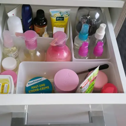 Mit Plastikdosen in Schublade und Schrank Ordnung schaffen