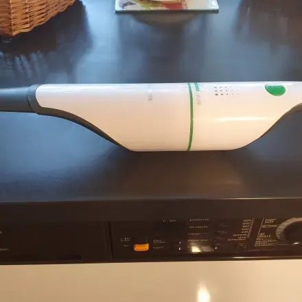 Spinnweben von der Decke entfernen