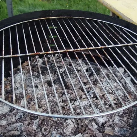 Grillrost reinigen mit Salatöl oder Zeitungspapier