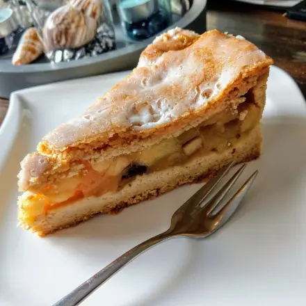 Saftiger, gedeckter Apfelkuchen