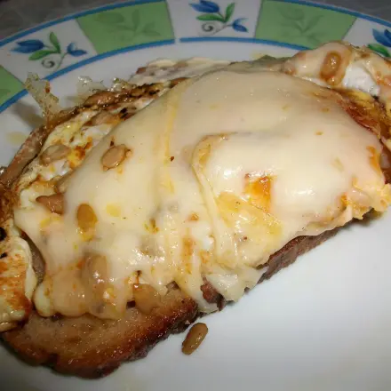 Zwiebelbrot mit Spiegelei und Havarti überbacken