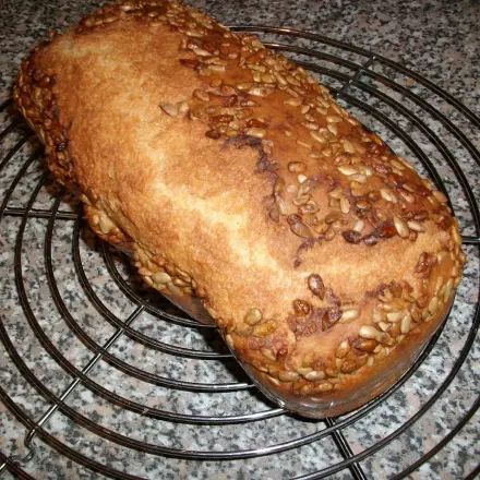 Dinkelbrot mit würzigem Sonnenblumenkerne-Topping
