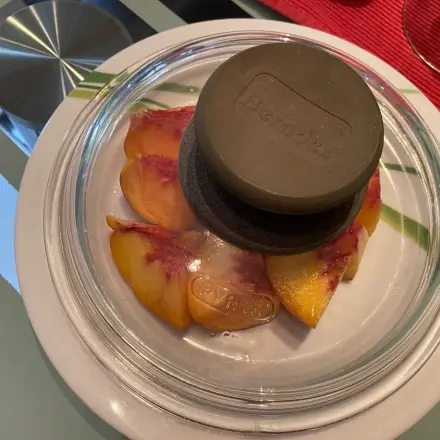 Geschnittenes Obst mit Topfdeckel abdecken