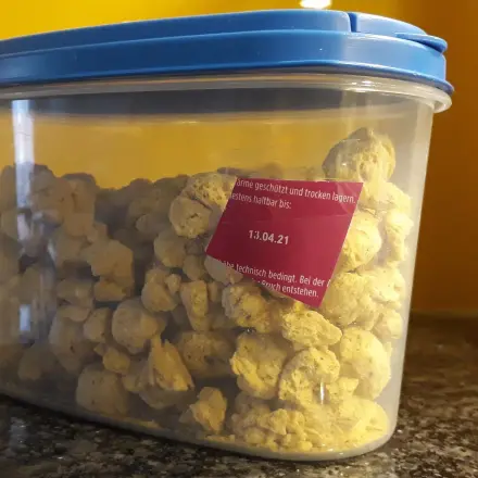 Das Haltbarkeitsdatum auf Vorratsdosen notieren