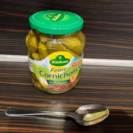 Deckel von Schraubglas & Frischhaltedose mit Teelöffel öffnen