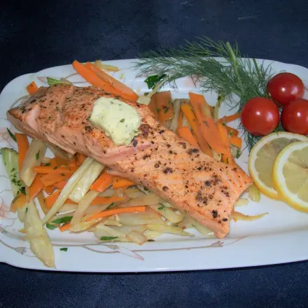 Lachs auf Fenchel-Möhren-Gemüse