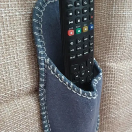 Fernbedienung am Bett praktisch verstauen