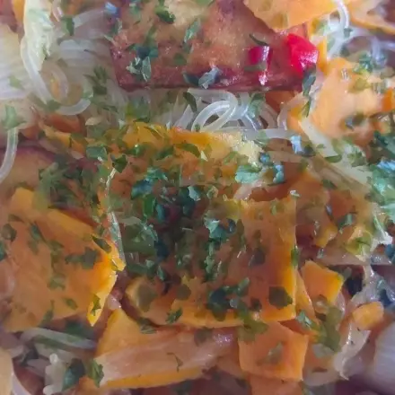 Asiatische süß-scharfe Reisnudel-Bowl  - einfach & schnell