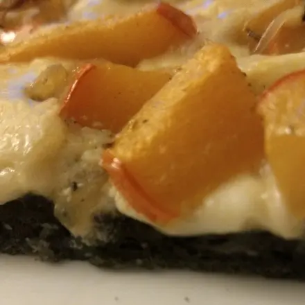 Halloween-Pizza mit Kürbis und Zwiebeln