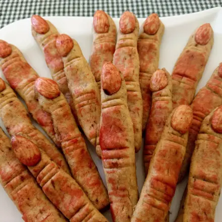 Blutige Hexenfinger für Halloween