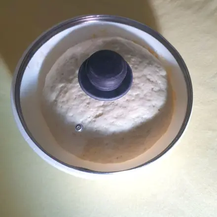 Hefeteig mit Topfdeckel abdecken