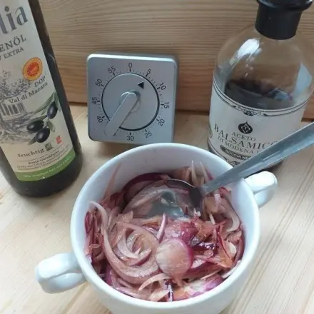 Mild-würziges Topping aus Raspelzwiebeln