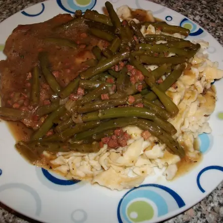 Mehlgebundenes Bohnengemüse mit Schweinehals und Spätzle