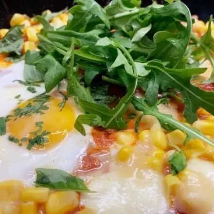 Schakschuka mit Mozzarella, Parmesan & frischen Kräutern