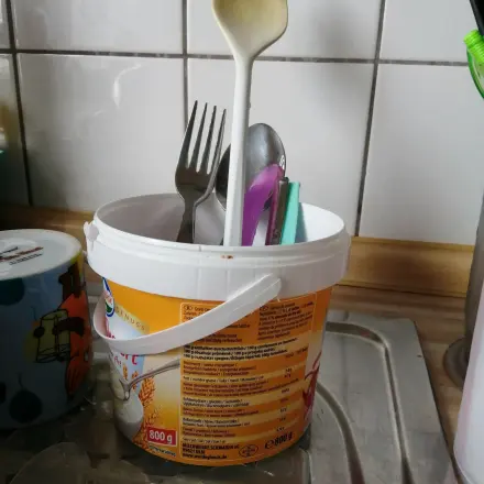 Große Joghurt-Behälter weiterverwenden