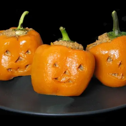 Vegan gefüllte Paprika-Halloweengeister