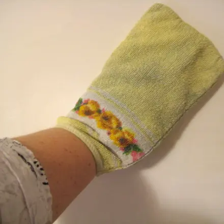 Putzen und Staub wischen mit einem Waschlappen