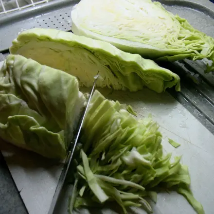 Gemüseteller mit Spitzkohl und Paprika