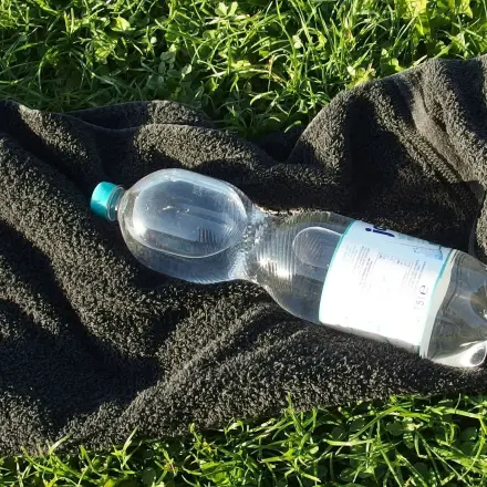 Getränke in der Sonne kühlen