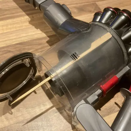 Akku-Handstaubsauger entleeren