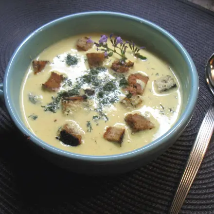 Herzhafte Senfsuppe mit Kohlpaste