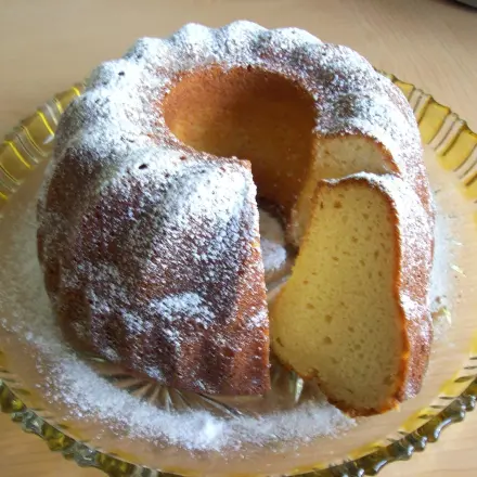 Saftiger Guglhupf mit Joghurt und Apfelmus