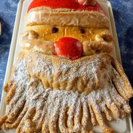 Weihnachtsmann oder Nikolaus aus Hefeteig