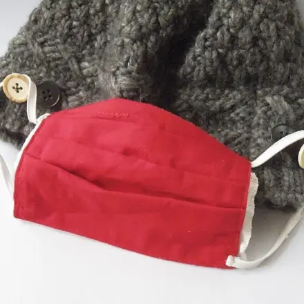 Knopf-Maskenhalter an Mütze nähen