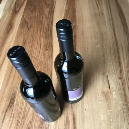 Drehverschlüsse auf Weinflaschen leichter öffnen