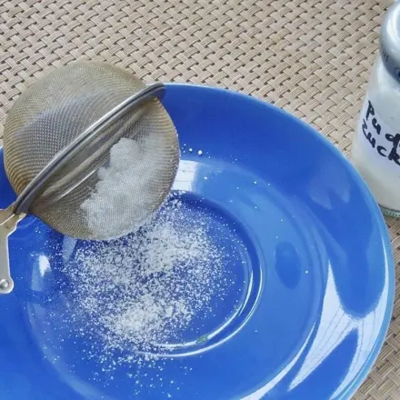Puderzucker mit Tee-Klappsieb streuen