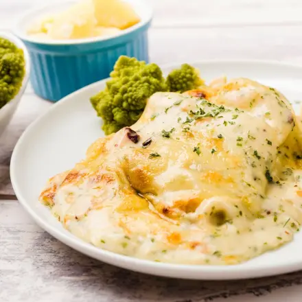 Fischauflauf mit einer goldbraunen Käsekruste überbacken