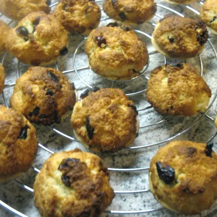 Knusprige Kokosberge mit Cranberries