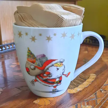 Tasse als Filtertütenhalter