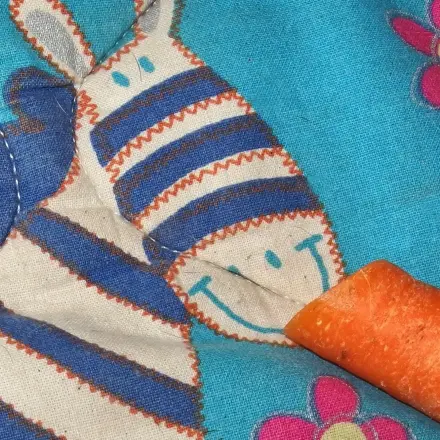 Mit Babyöl gegen Karottenflecken