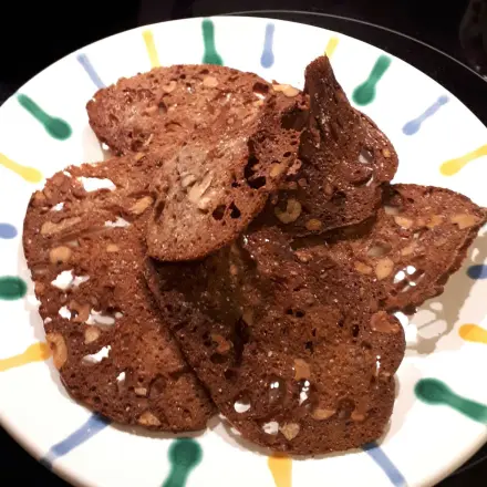 Brotchips aus altem Brot