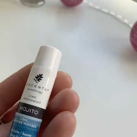 Risse an den Fingerkuppen mit Lippenbalsam behandeln