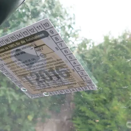 Autobahn-Vignetten mit dem Fön von Scheibe entfernen