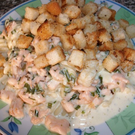 Fusilli in Lachs-Sahne-Soße mit Butter-Croutons