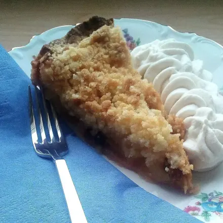Apfelkuchen mit Streusel und Zimtsahne