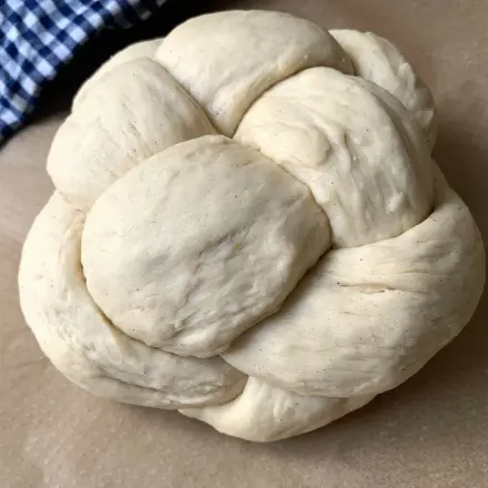 Osterzopf rund geflochten