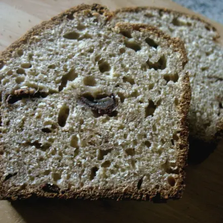 Bananenbrot oder Bananenkuchen mit Trockenfrüchten