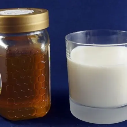 Honig und Milch gegen Akne