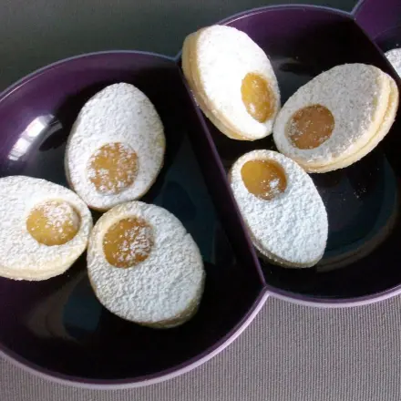 Ostereier-Plätzchen mit Aprikosenkonfitüre