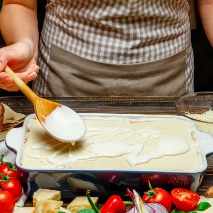 Lasagne-Füllung einfacher verstreichen