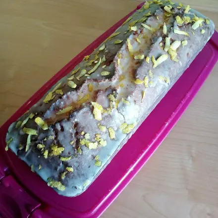 Zitruskuchen mit Fruchtsaft und Schale