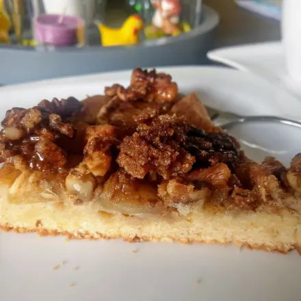 Apfelkuchen mit karamellisierten Walnüssen