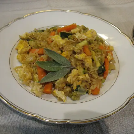 Bratreis mit Gemüse und Ei